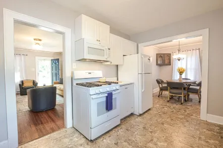 Cozy Cottage minutes to Downtown