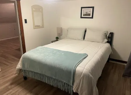 1 Block to the Beach! Firepit, 2 Bikes, Sleeps 4 Отели в г. Ту Риверс