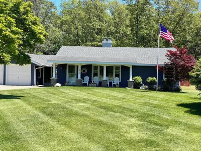 Friday Fowls Cottage - Sauna - Hot Tub - Fire Pit - Golf - Lake - Beach - Winery
