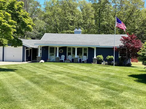 Friday Fowls Cottage - Sauna - Hot Tub - Fire Pit - Golf - Lake - Beach - Winery