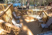 Leaning Pines Lodge, Sleeps 10, Double Cabins in the woods, 30 min to Round Top - 3-Star