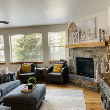 Updated Schweitzer condo with beautiful mountain and valley views!