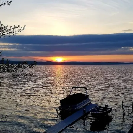 Remodeled cozy cottage & only a 5 minute walk to Hubbard Lake. Lots of parking!