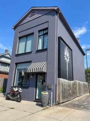 Vaulted Loft in Historic Bank on Hertel King Bed + Walk to Shops