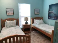 NEW! The Pearl Palms - Pet friendly; walk to bay