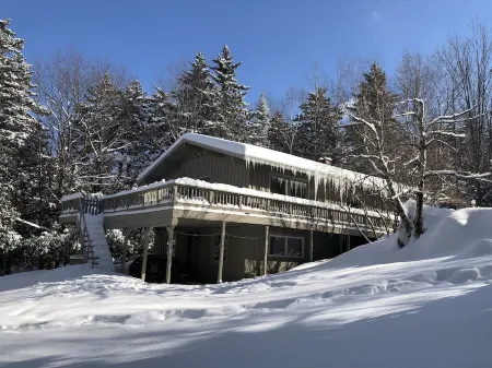 Bayou Chalet – Your Perfect Getaway Near Sugarbush Resort Отели рядом с достопримечательностью «Шугарбуш Резорт»