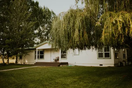 Cheerful Country Cottage