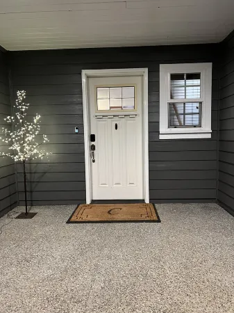 Updated duplex on quiet street close to dining, shopping, hospitals & mountains,