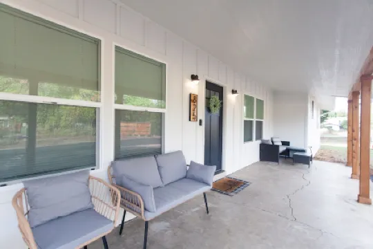 Modern & Spacious 4-bedroom Home 15 min to U of O, 11 min from Airport