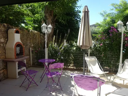 DUPLEX IN OLD MASTER HOUSE SWIMMING POOL, GARDEN, PARKING BEACHES 8 Km away Отели в г. Помероль