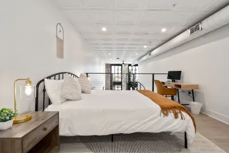 Charming DT Apartment Loft l Parking+Rooftop+Gym! Sleeps 4