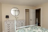 Large 4 Bedroom CT Home Comfy for Longer Stay Hotels in Bristol