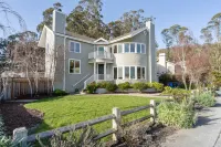 Relaxing Home – ocean views w/hot tub, & short walk to beach!