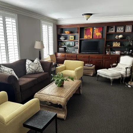 Spacious living in Historic Georgetown with shops, dining, museums steps away!