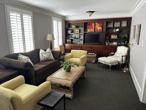 Spacious living in Historic Georgetown with shops, dining, museums steps away!