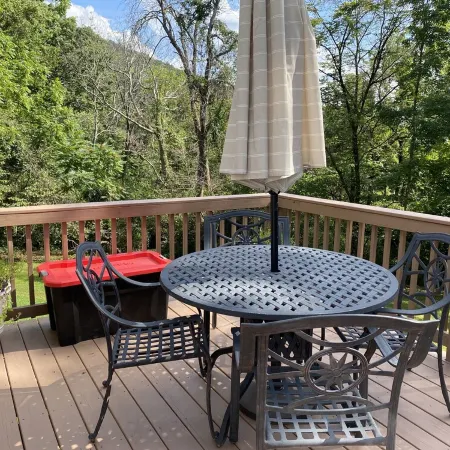 Pete's Place: Forest retreat near wineries, Blue Ridge School, and Shenandoah NP