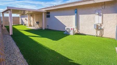 Large oasis backyard with Hot Tub, misters & built in BBQ Grill. 3B2B Southside