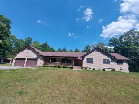 Enjoy our spacious 4 bedroom house with a private pool in a quiet area.