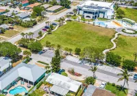 4 Bed 4 bath Beach House Slps 15!! Htd Pool, Hot tub, Pool/Ping Pong, Golf Cart