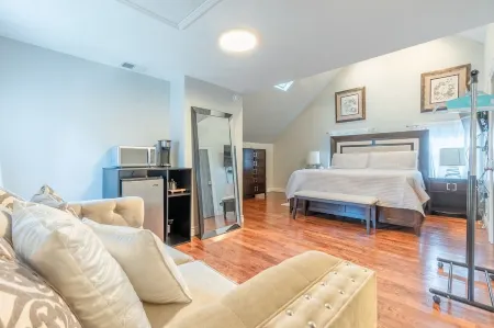 Beautiful cozy loft in Montclair, NJ Отели рядом с достопримечательностью «Crown Plaza»