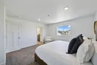 Beacon Point W/Private Hot Tub Sleeps 18 + Arcade and Ideal Beach Access!