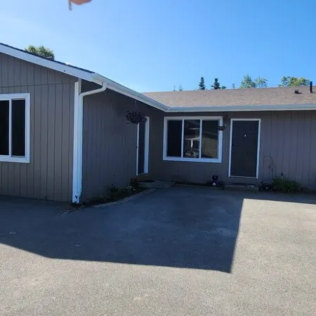 Cozy in Kenai Close to mouth of Kenai River and Beach access.