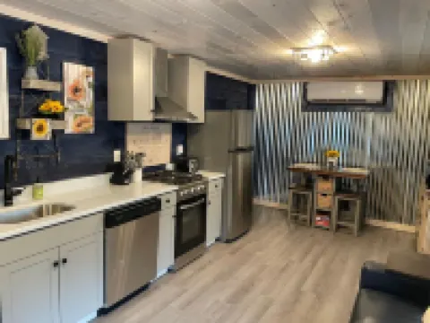 6 Minutes to Downtown Blue Ridge. Fully Updated, Amazing, Serene Barn Studio.