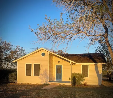 Sunset Over Shiner - Beautiful Country Views! 3 miles to brewery