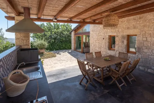 Rustic chic villa with large veranda, private pool, barbecue and free WiFi