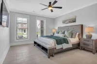 Luxury Massive Townhome, Pool, Elevator, Amenities