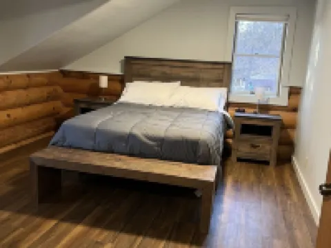 Cozy 3 story Log Cabin with space for the entire family and an amazing view โรงแรมในJackson County