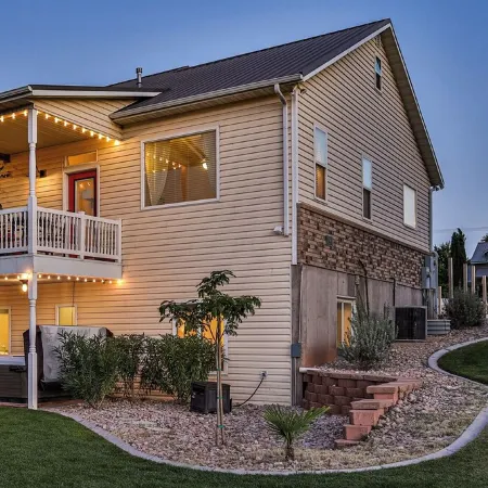 Gorgeous private suite in ranch home with full kitchen/laundry and Jacuzzi tub!