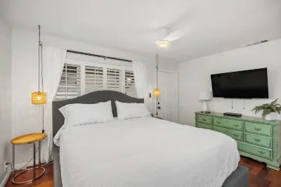 Beach Access Retreat_2 Bd, 2 Ba, Walk to the Beach