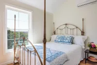 Whitestone Cottage: Pet-Friendly Nightly House Rental on Block Island 페블리 비치 주변 호텔