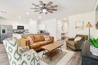 Cozy & convenient to TAMU, the Brazos County Expo, & Legends!