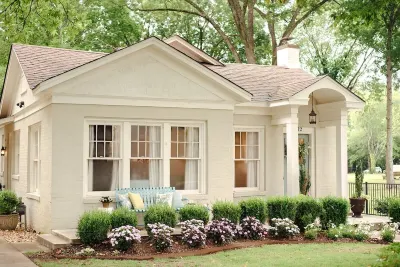 Adorable historic cottage close to downtown and colleges Hotels near Walmart Supercenter