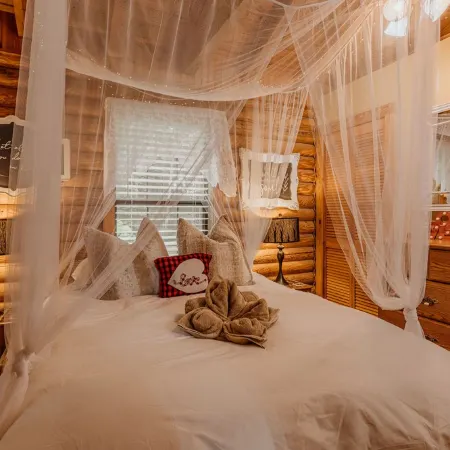Secluded Cabin getaway-Hot Tub/AC/cable by Pforge