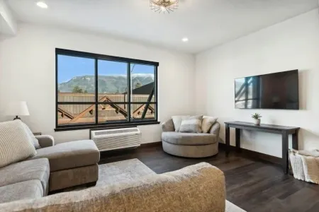 Brand New Nucleus Loft Near Glacier National Park Отели рядом с достопримечательностью «Montana Vortex and House of Mystery»