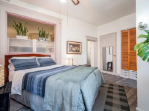 Updated Historical apartment close to a park and two blocks from the best dining Hotels in Dayton