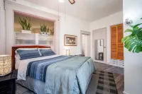 Updated Historical apartment close to a park and two blocks from the best dining