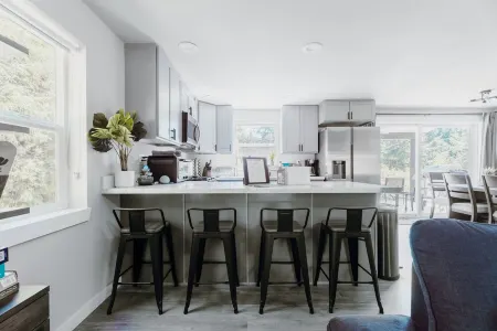 Mt Rainier Retreat-Views, Hot tub, EV, Heated deck