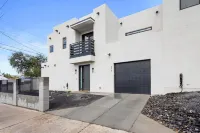 Charming 2-bedroom townhome in wonderful Downtown Albuquerque with Wi-Fi, AC,