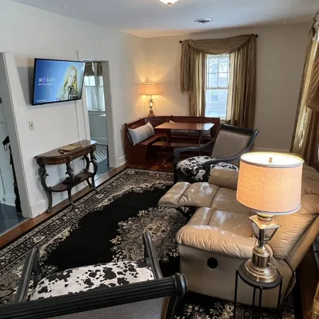 Charming Carriage House near VanderVeer Park