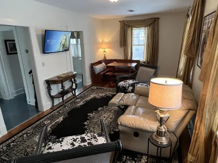 Charming Carriage House near VanderVeer Park