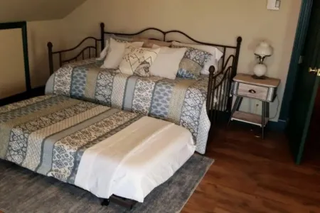 Harmony Haven, a small town cottage retreat, large garden and outdoor adventure. Отели в г. Санфорд