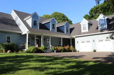 Welcome to the Cape! Cute, quiet and clean apartment ready for your stay.