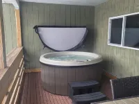 Private Hot Tub! KING Size Bed Traverse City 18 miles *Crystal Mountain 17 miles Hotels in Interlochen