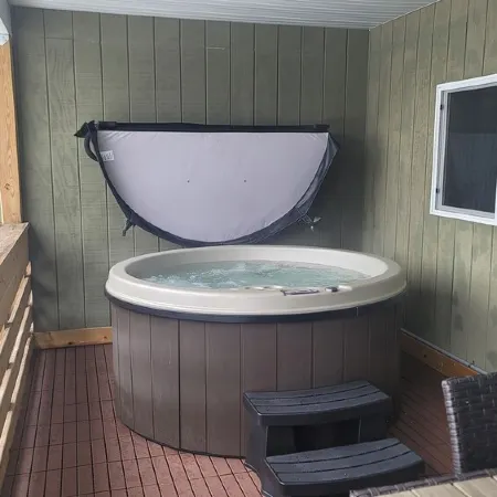 Private Hot Tub! KING Size Bed Traverse City 18 miles *Crystal Mountain 17 miles