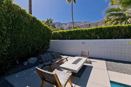 Experience Palm Springs living near Indian Canyons. Las Palmas Oasis, ID #4720