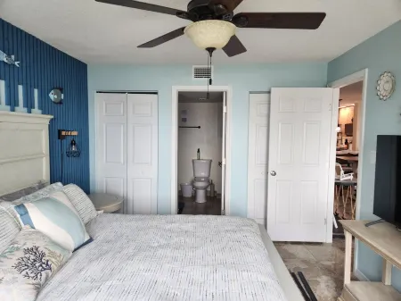 Harborfront Views, Rooftop Pool, walking distance to Fishermen's Village!